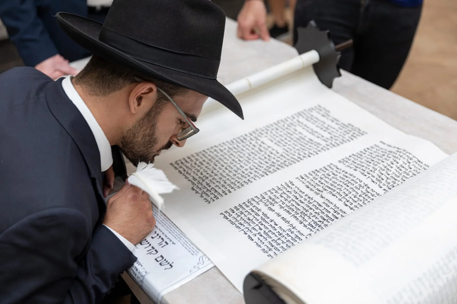 Écriture d'un Sefer Torah par Shimon Sofer